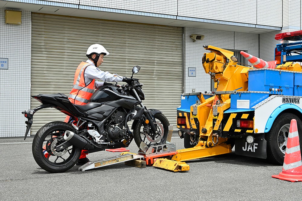 スロープを使い前輪がスタンドに固定されるまでバイクを真っすぐに載せていく