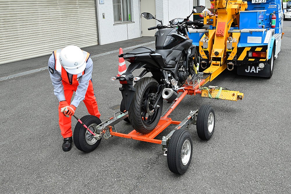 路面と干渉しないよう、バケットの高さを調整