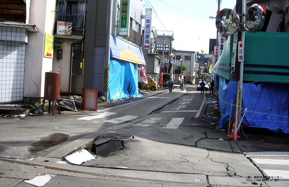 新潟県中越地震での地割れや液状化による道路被害の様子