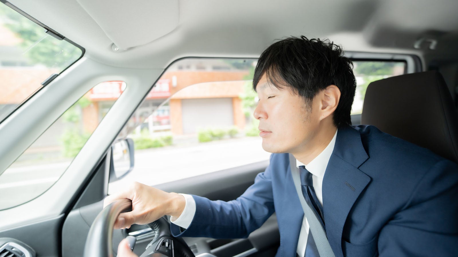 睡眠不足による運転中の居眠りのイメージ画像