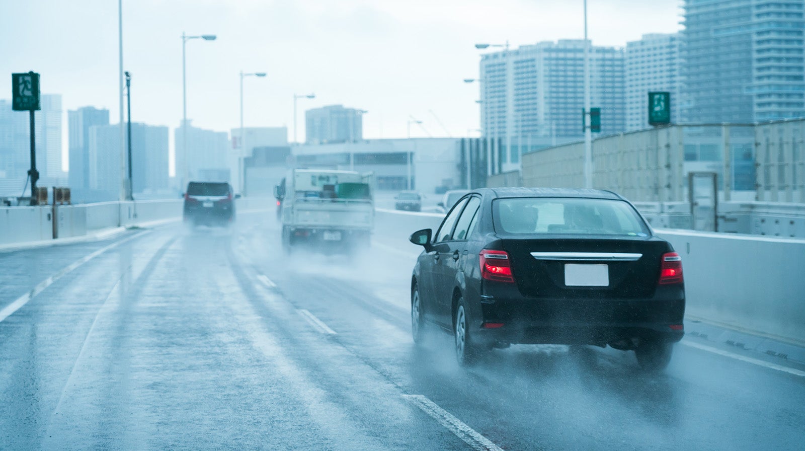 大雨の高速道路走行イメージ