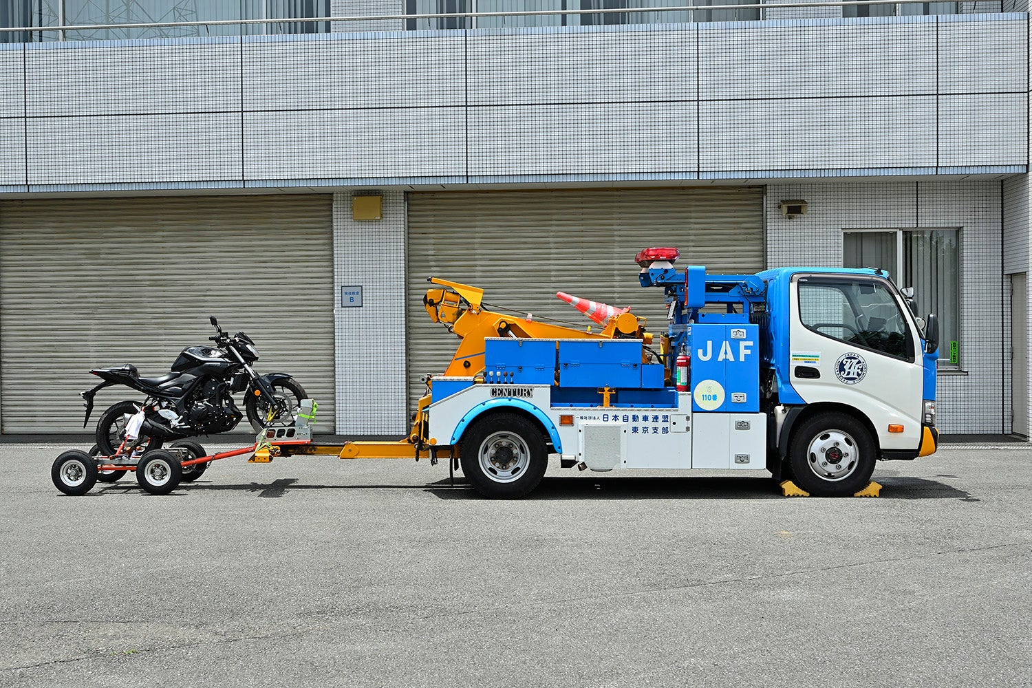 二輪アタッチメントでバイクをけん引した状態