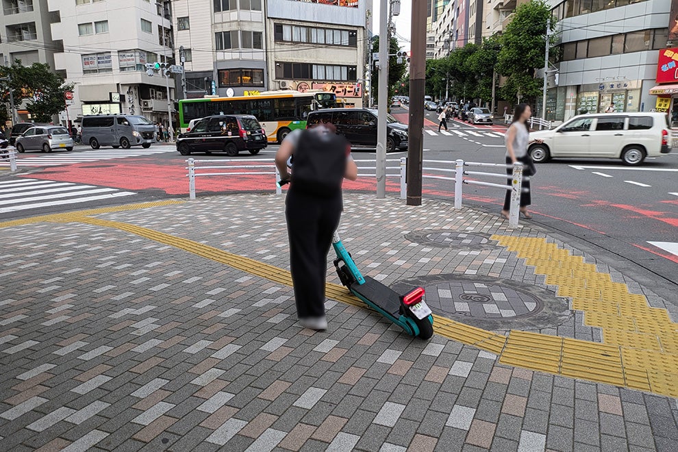 歩道を押し歩く電動キックボード