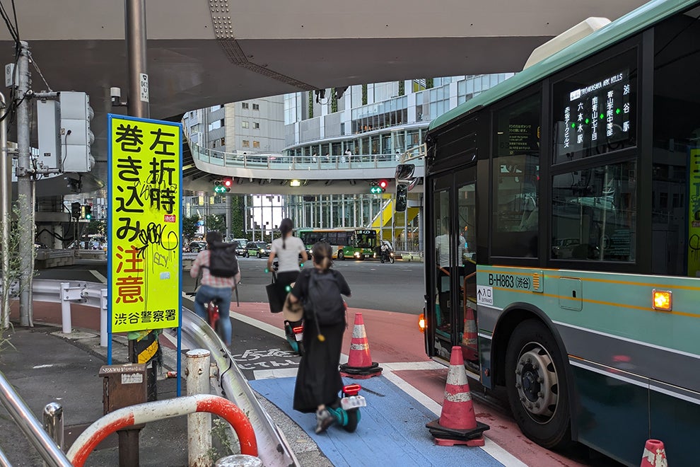 左折車の横をすり抜ける電動キックボード