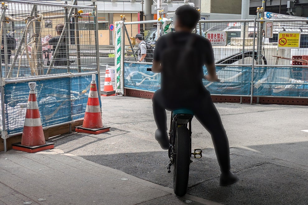 歩道上のペダル付き電動バイク