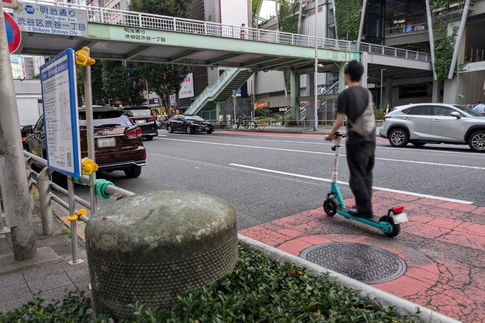 車道を走る電動キックボード