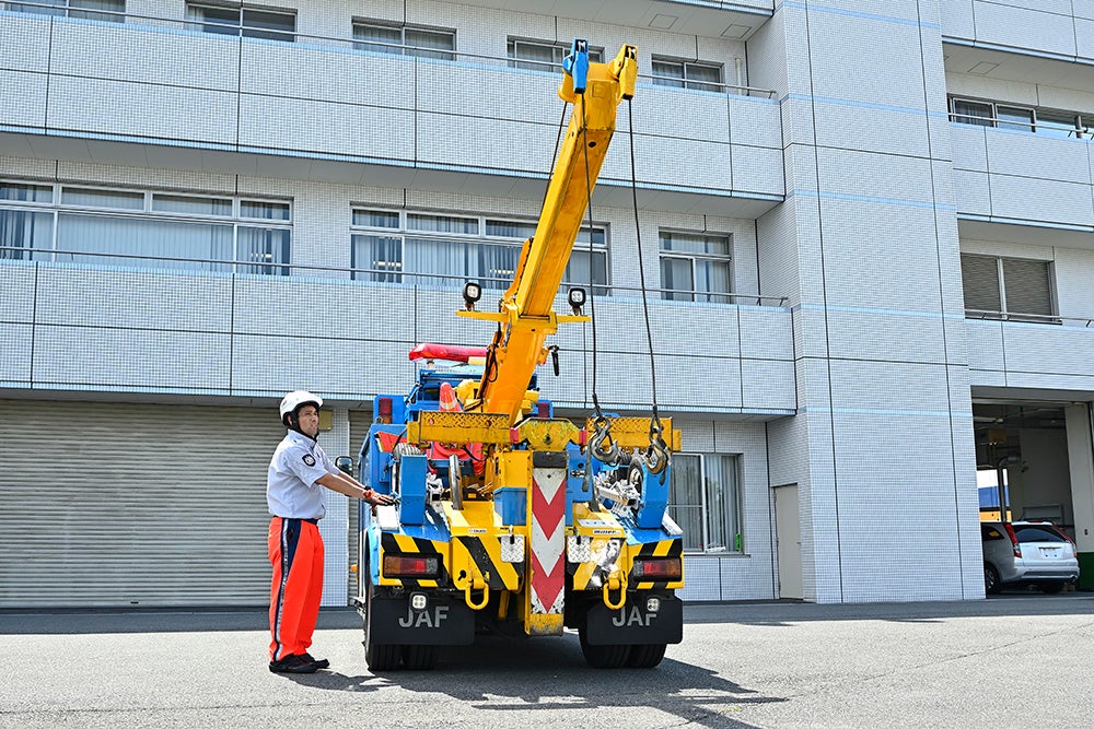 レッカー装置の先にある2本のウインチを使って、横倒した車両の引き起こしなどを行う