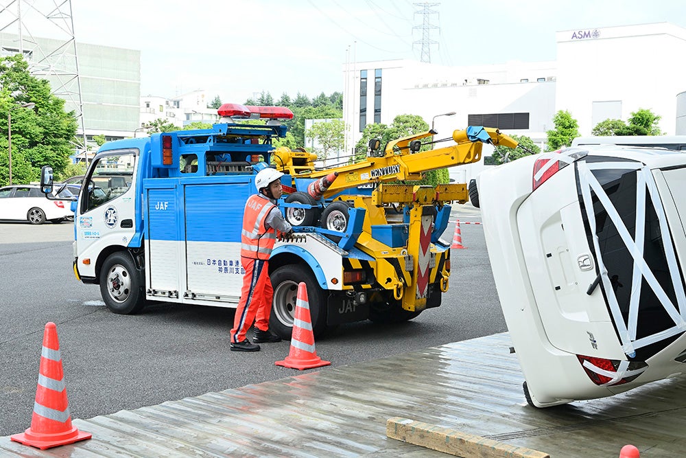 被災車の重心を判断して下側のタイヤが滑らないよう引き起こしていく