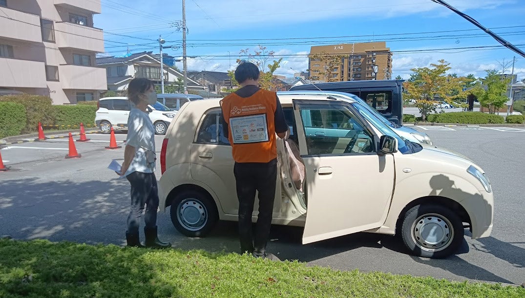 被災地での車両貸出の様子