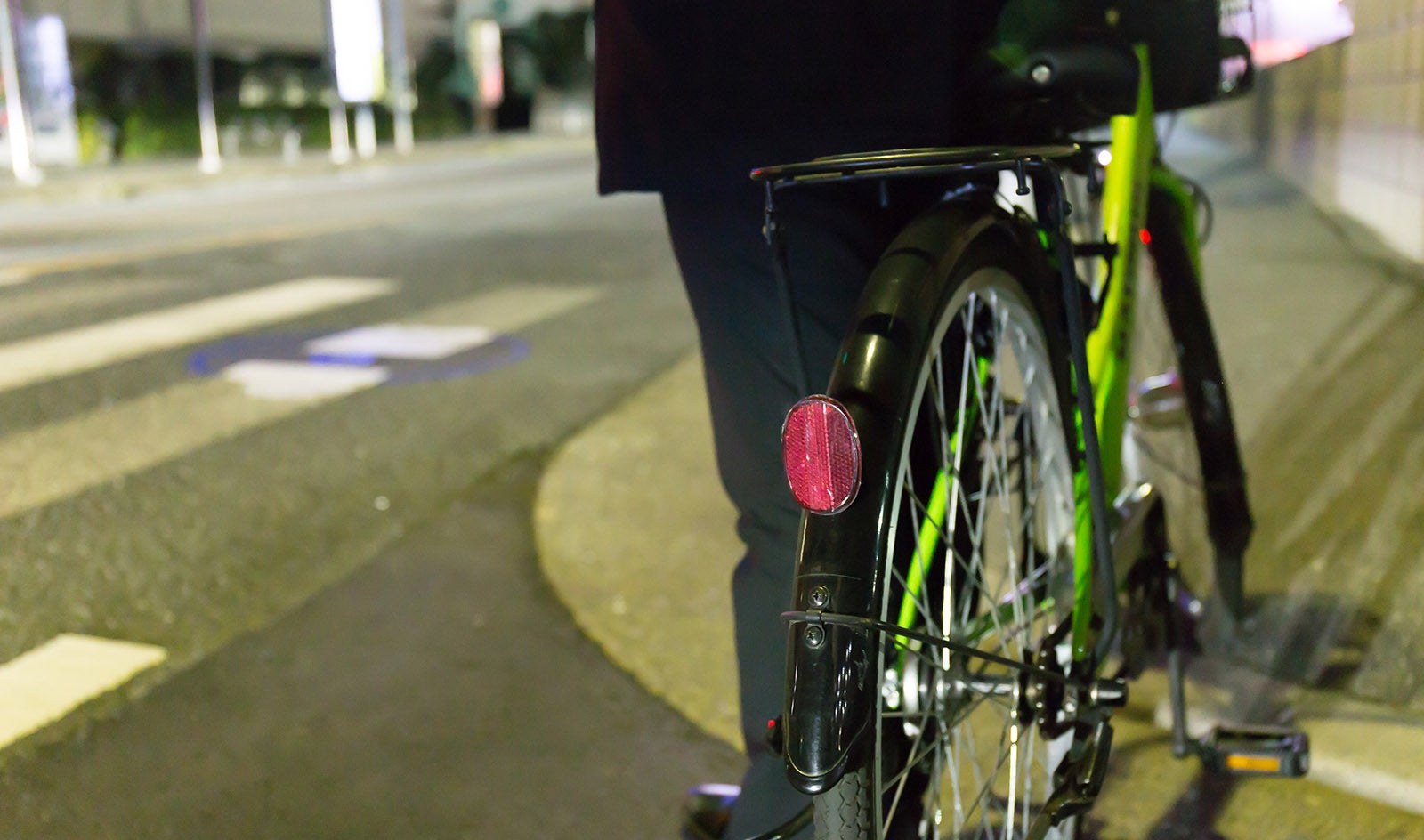 自転車を押して歩いている写真