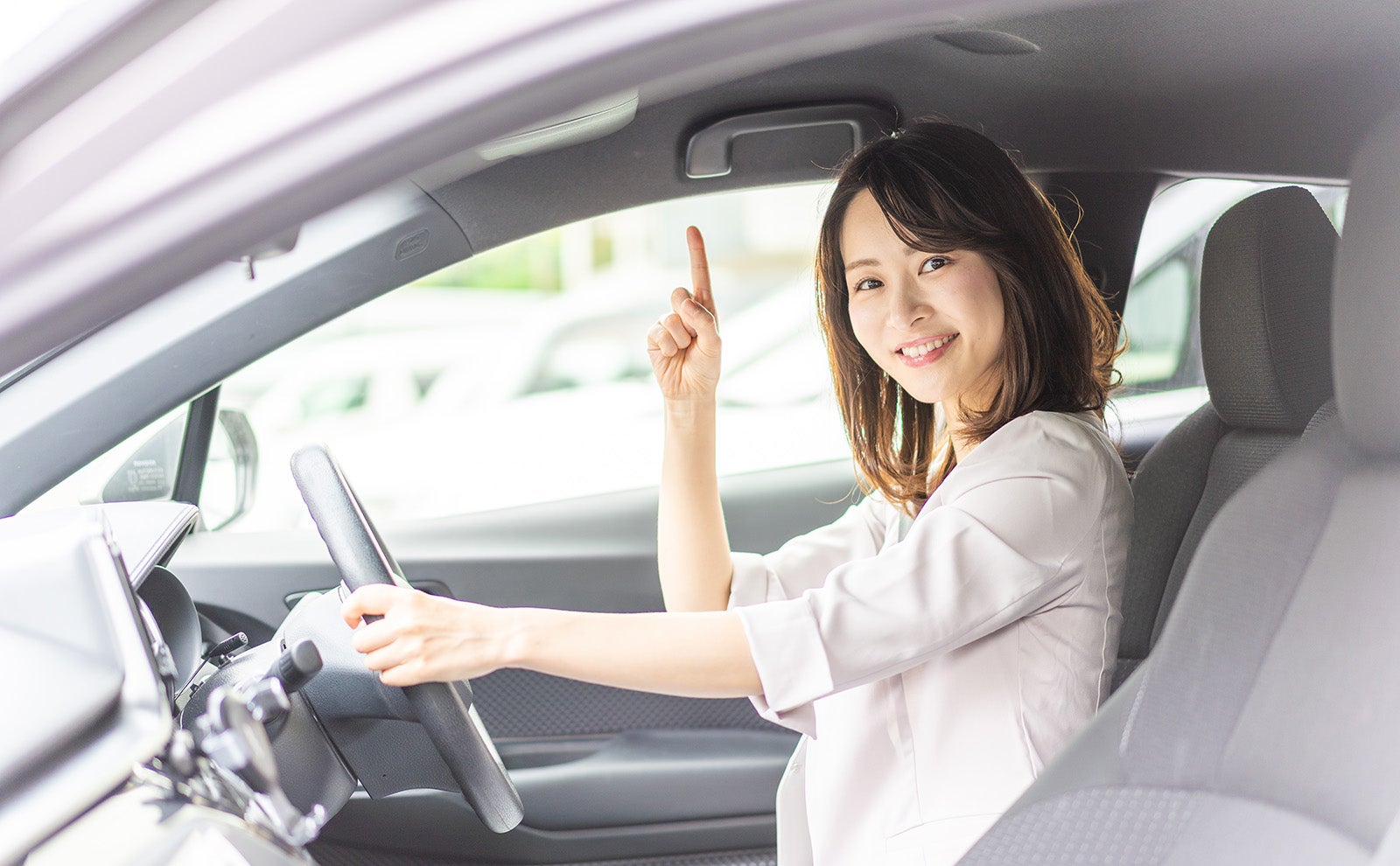 運転席でにっこりの女性ドライバー