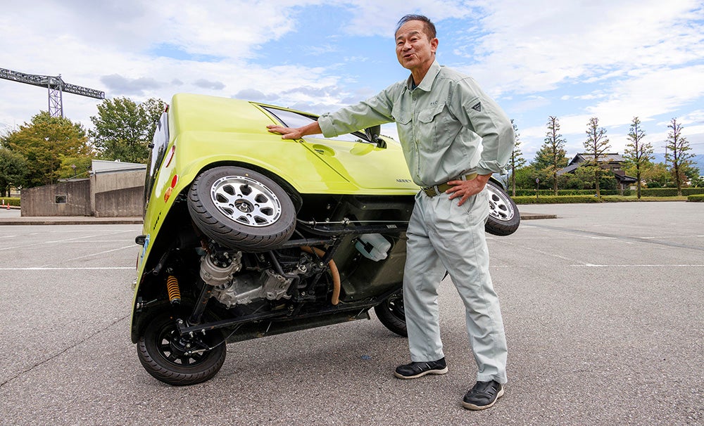 車体の片側を持ち上げている様子