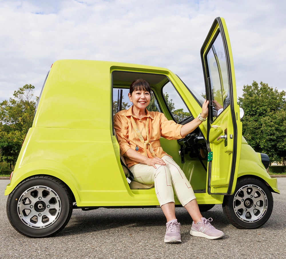 マイクロカーのシートに座る竹岡さん