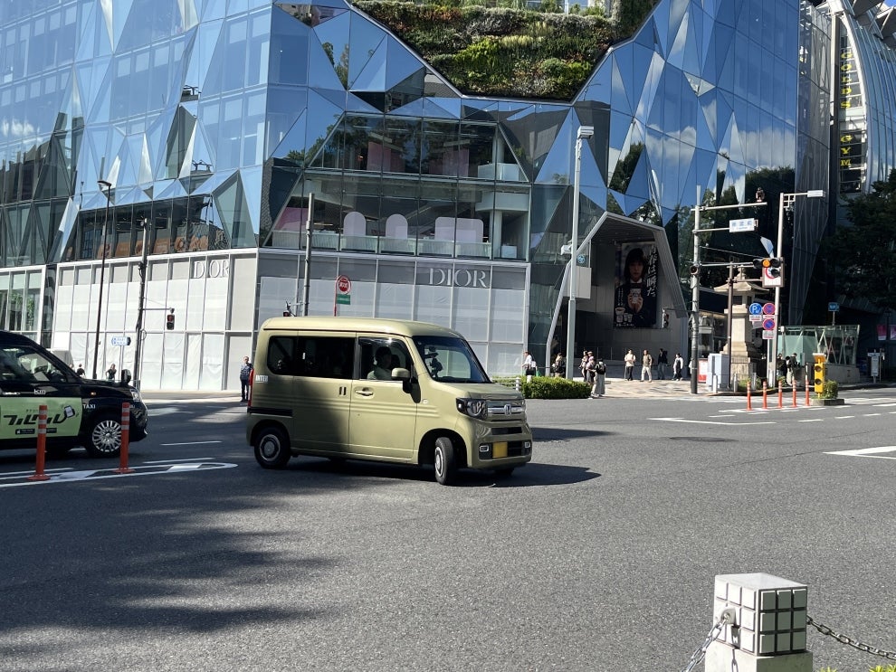 神宮前交差点をUターンする車