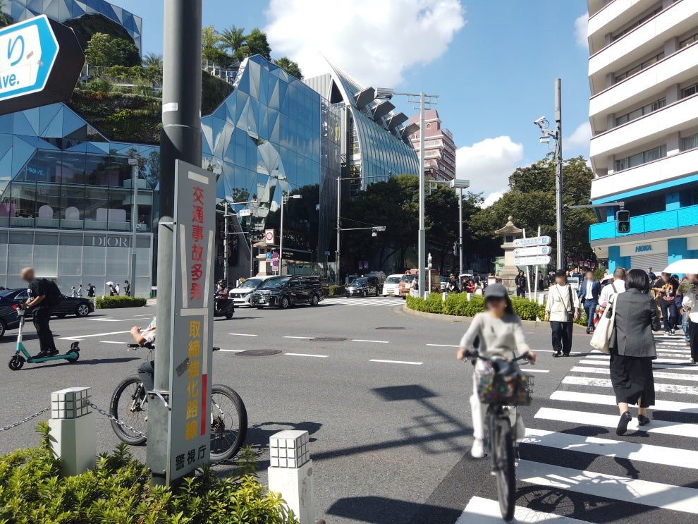 神宮前交差点を横断する歩行者や自転車