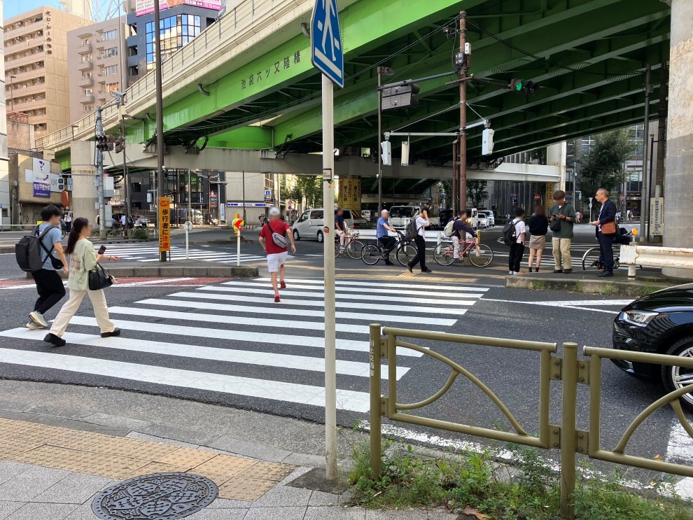 池袋六ツ又交差点を横断する歩行者