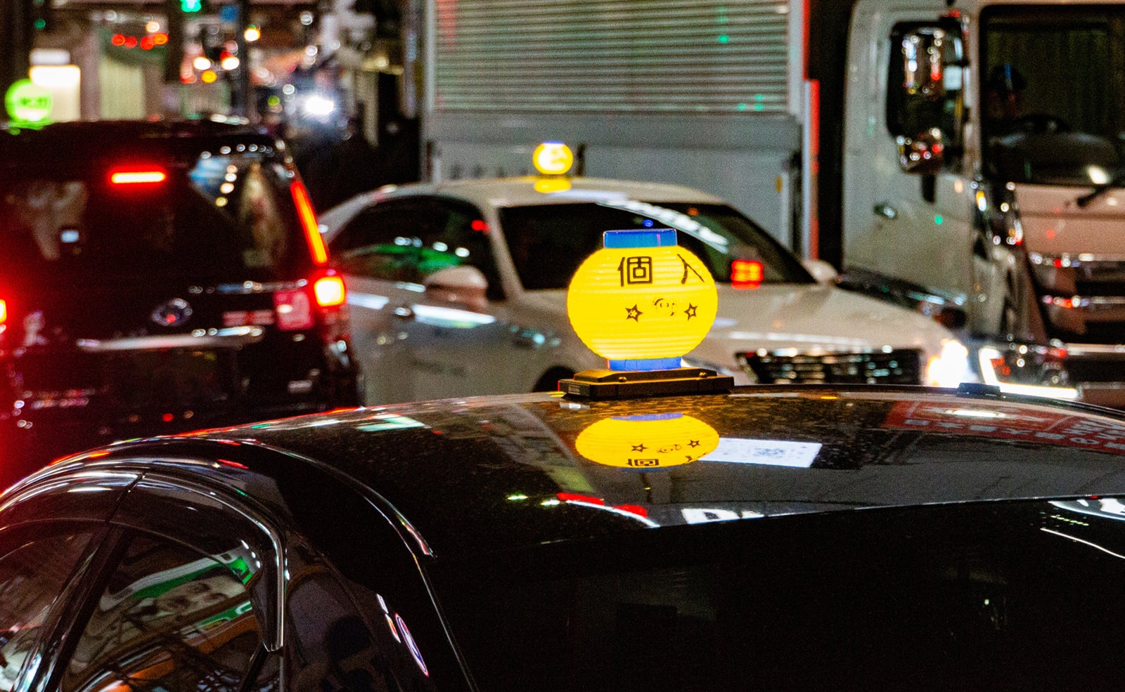 個人タクシーの車両屋根にあるマスターの称号とみつ星 