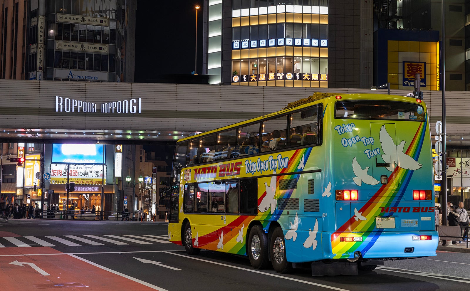 街中を走行しているはとバスの車両 