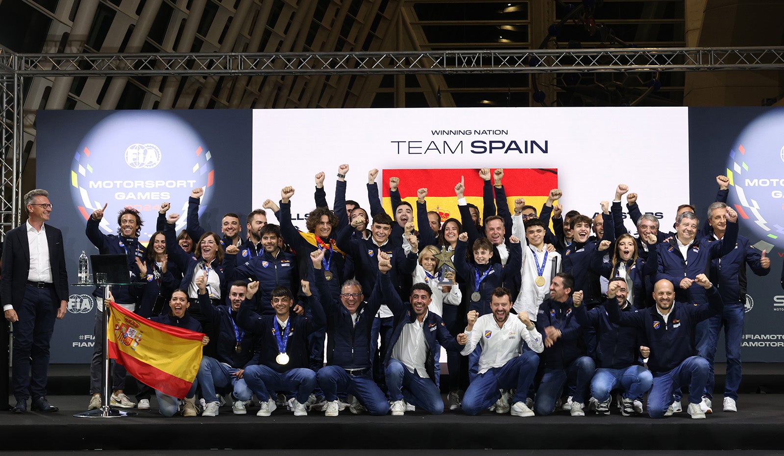 閉会式で壇上に上がった2024年優勝国のスペインチーム 