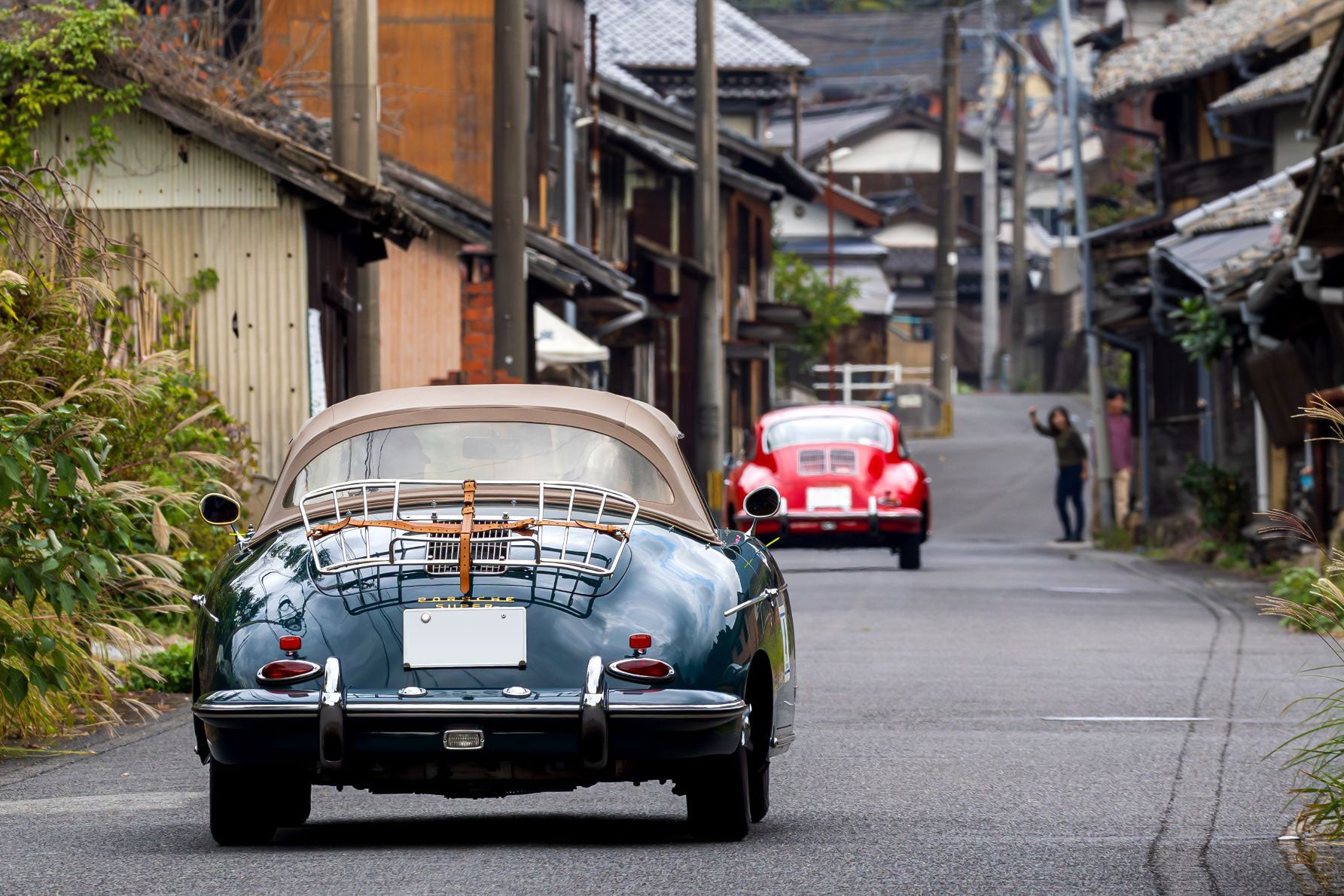 街並みの中を走行するクラシックカー