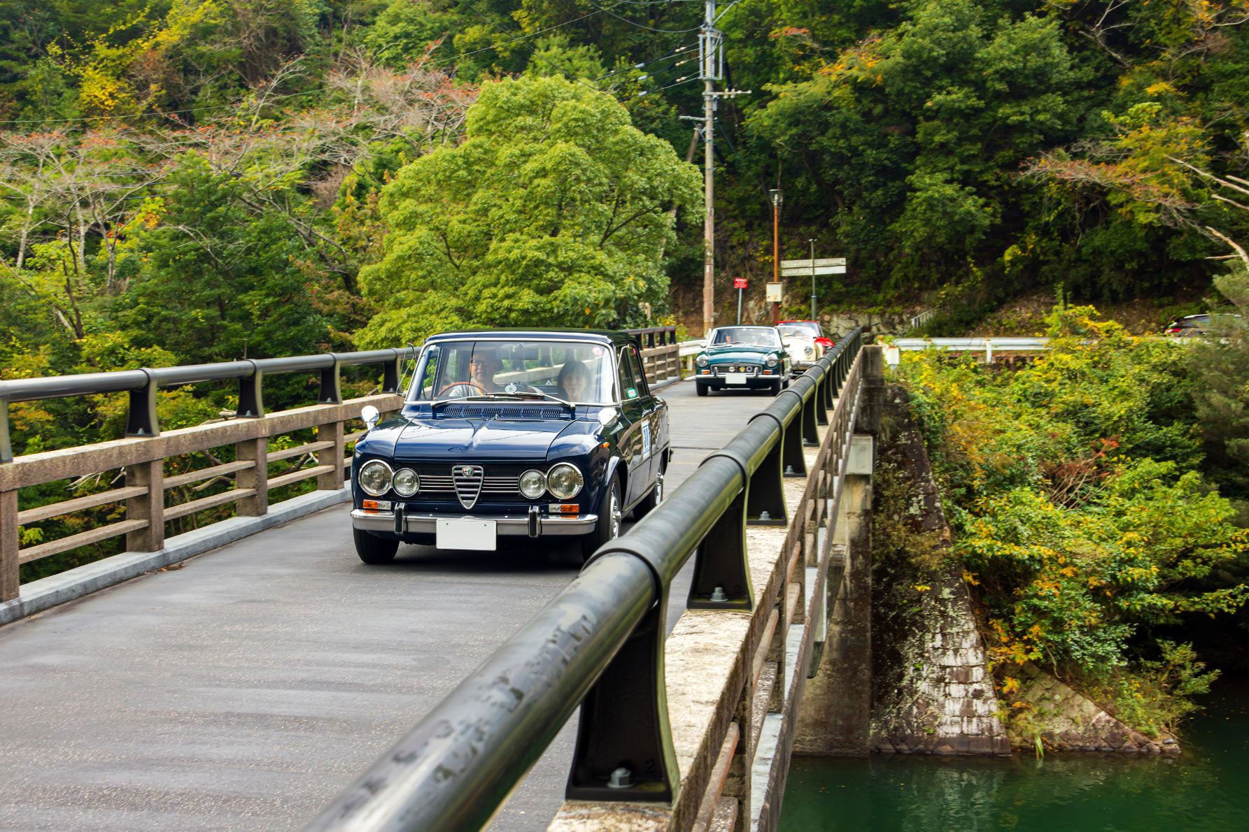 自然の中を走るクラシックカー