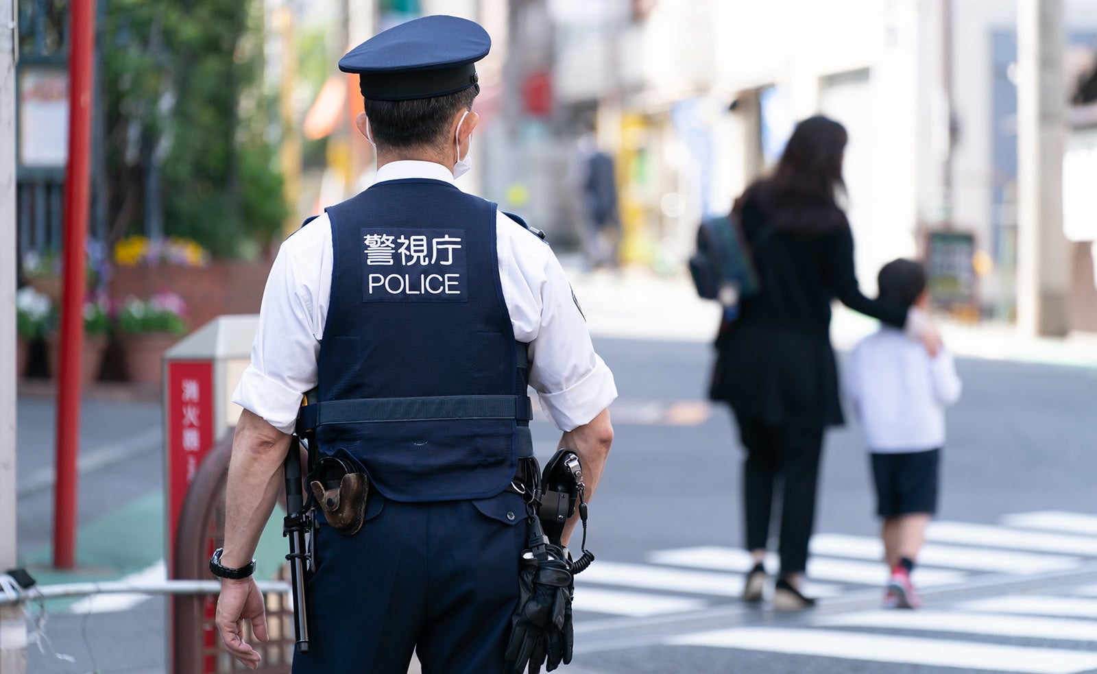 子どもや市民を守る警察官のイメージ