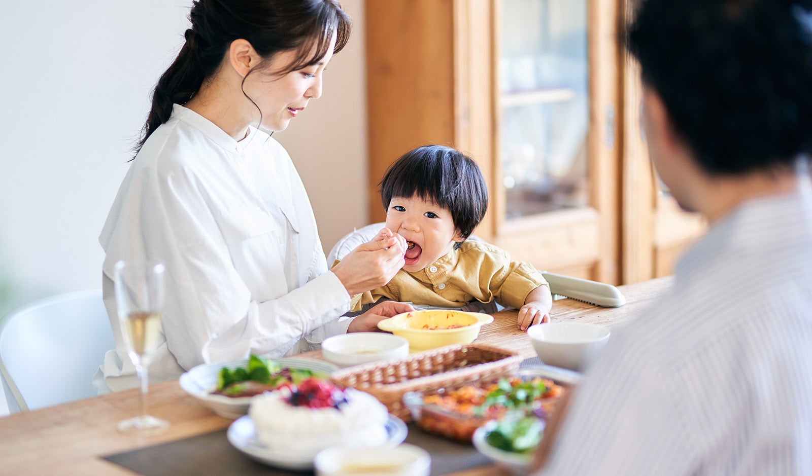 親子で食事を楽しんでいる様子