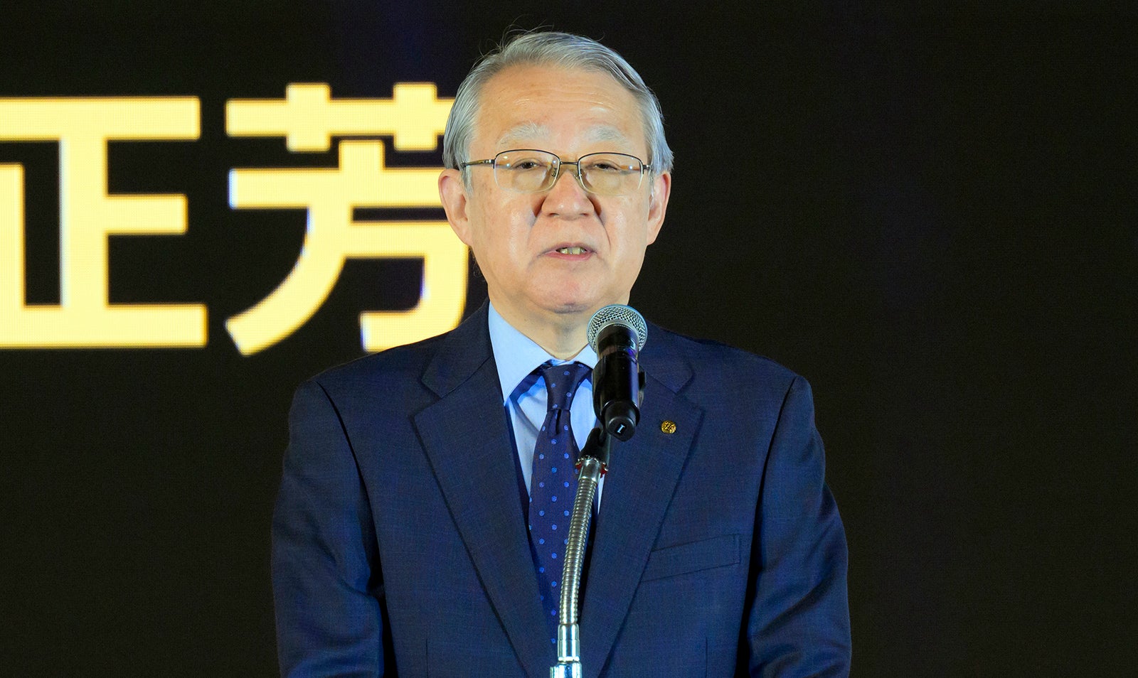 表彰式の冒頭で挨拶をするJAF坂口正芳会長