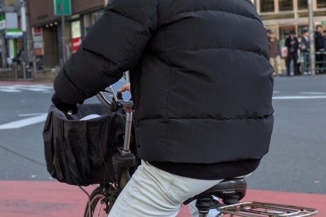 自転車のホルダーに装着したスマホを見る様子