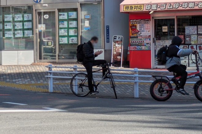 信号待ちでスマホを見ている自転車