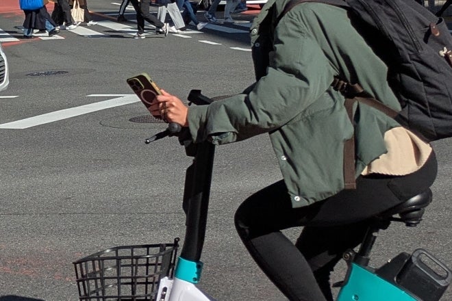 ながらスマホの自転車