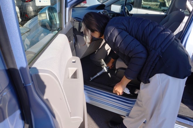 車内を掃除する本多さおりさん