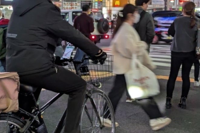 自転車のホルダーに装着したスマホを見る様子