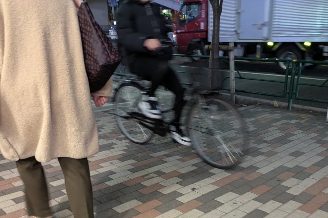 違反走行の自転車