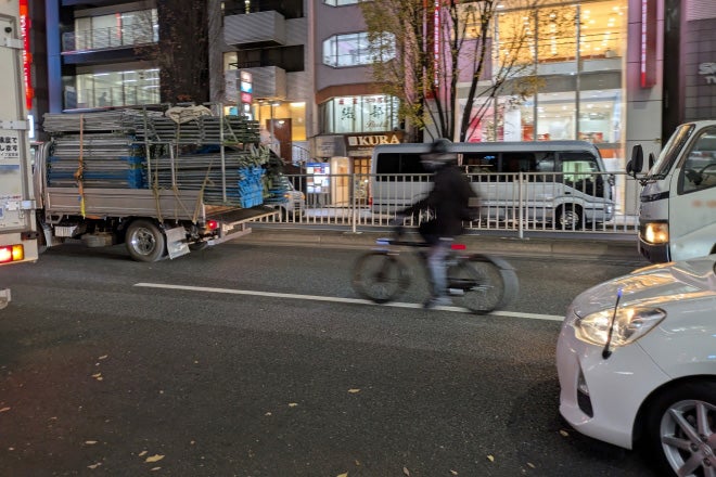 車道を走る自転車