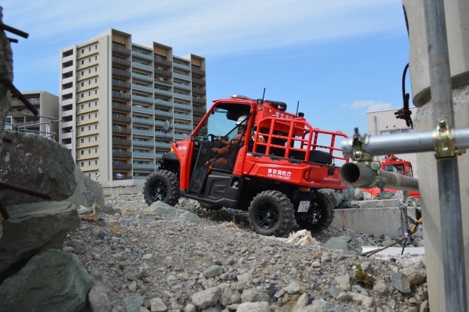 がれきの斜面を走行するPOLARISレンジャー