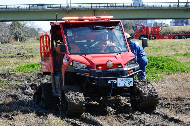 クローラーを装着したPOLARISレンジャーがぬかるみを走破する