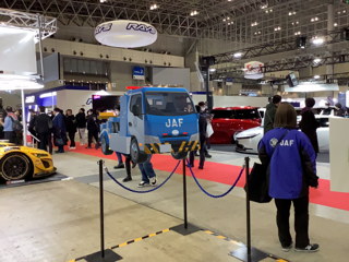 （東京オートサロン2025）ゴーグル内で見える映像を提供していただいた。JAFのレッカー車が、通路からやって来る