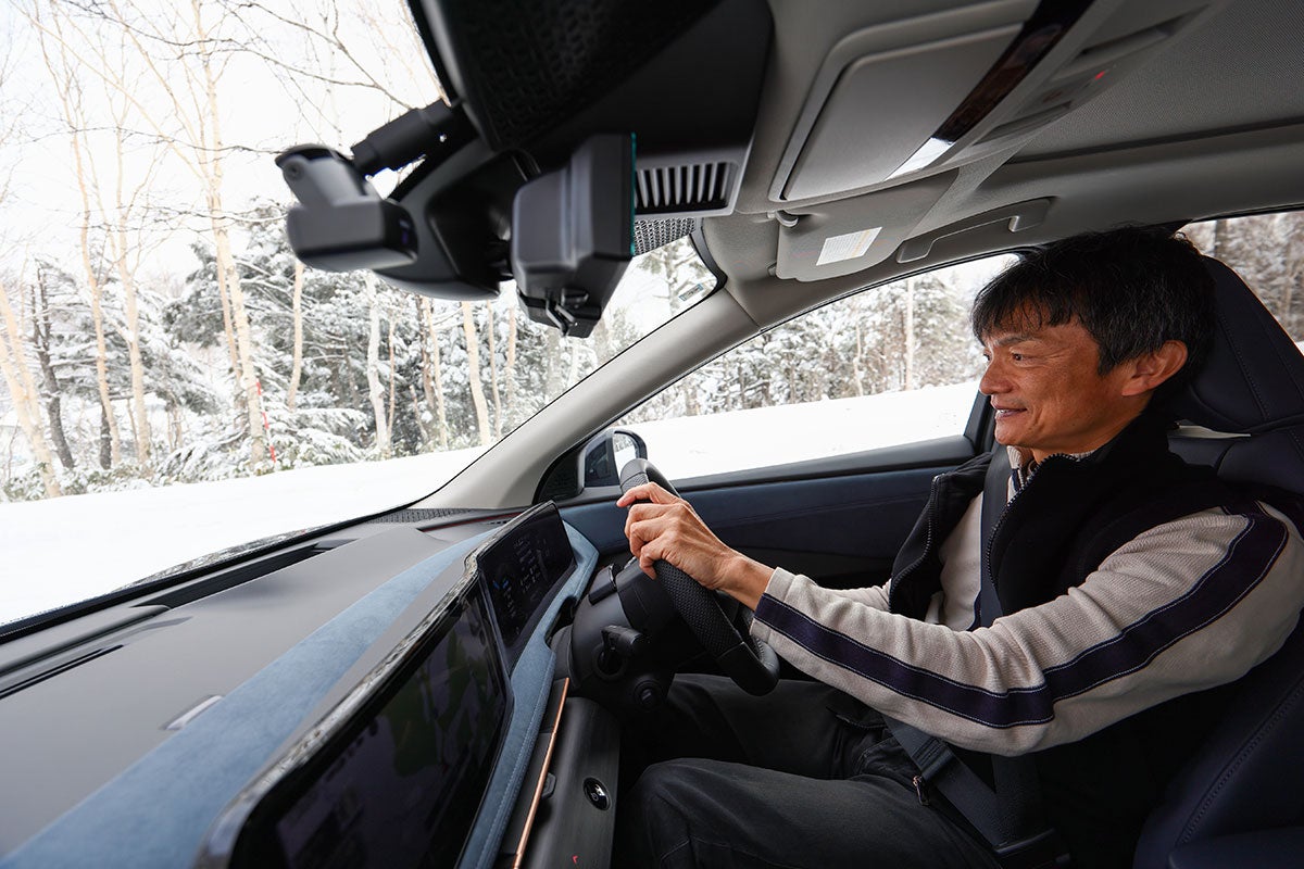 EV車で雪上を運転する男性ドライバー