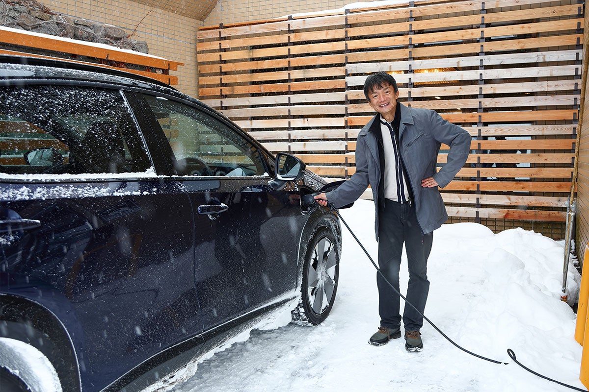 EV車を充電する男性