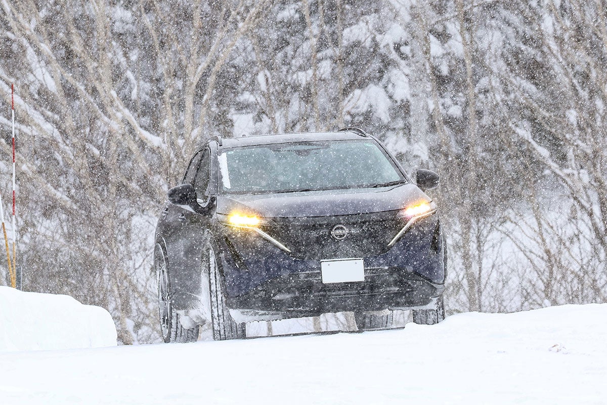 雪上を走行するEV車