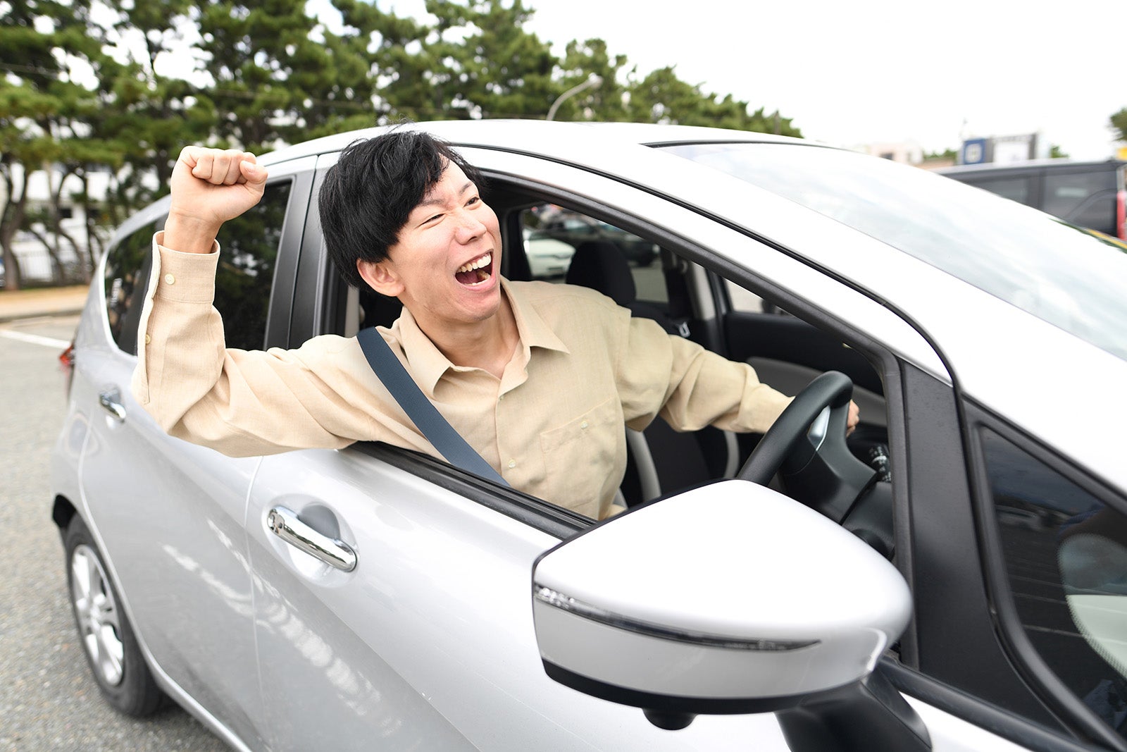 あおり運転（妨害運転）する悪質ドライバーのイメージ