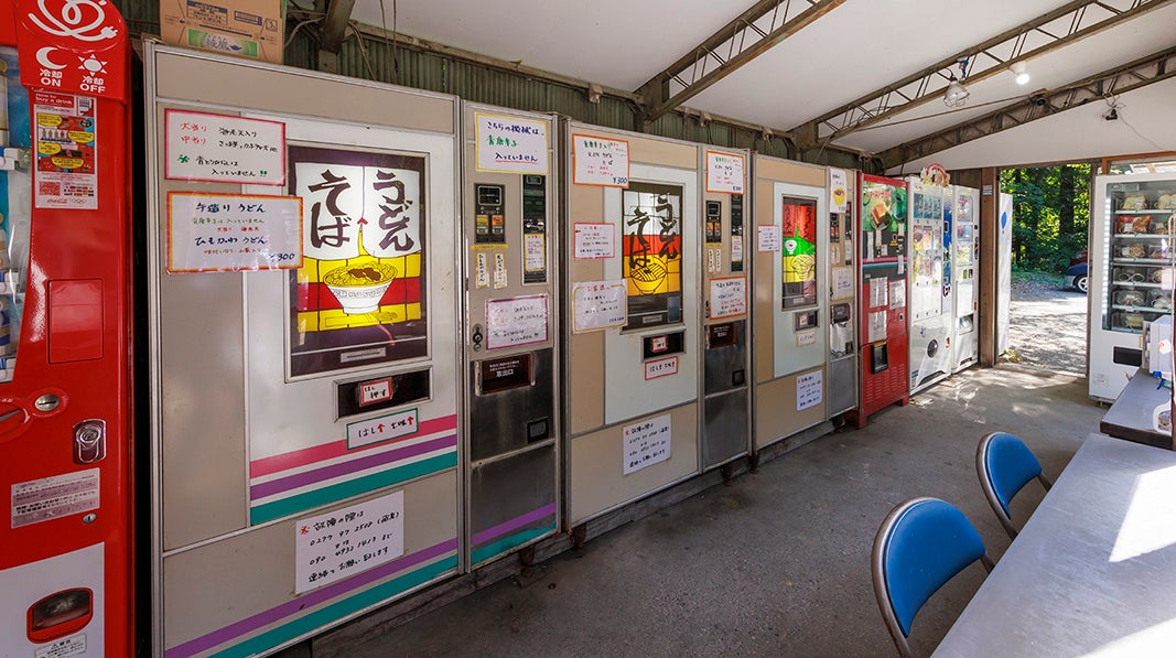 群馬県にある「丸美屋自販機コーナー」の食品自動販売機