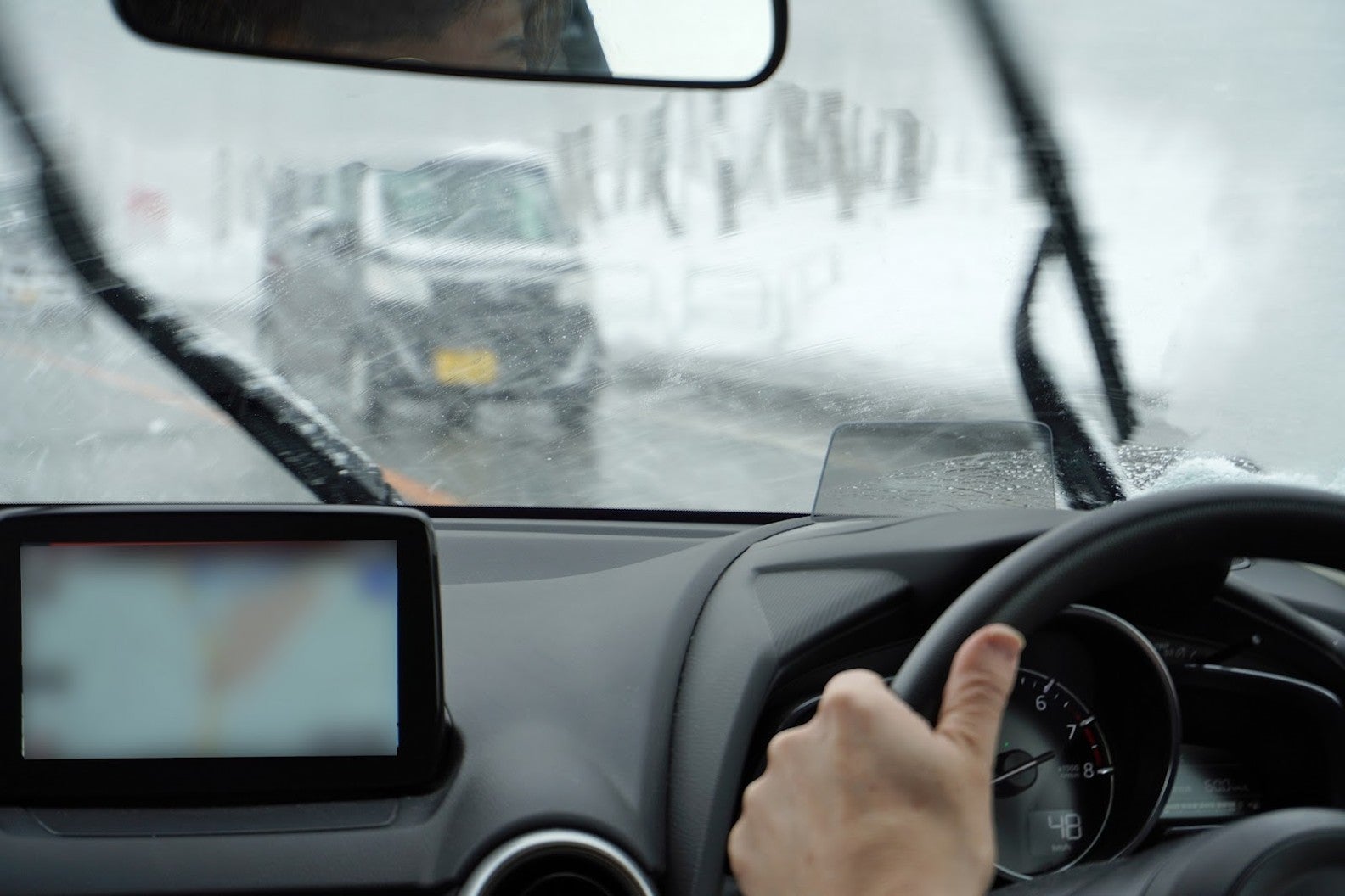 雪道を走行する際はタイヤチェーンもしくはスタッドレスタイヤを装着のこと