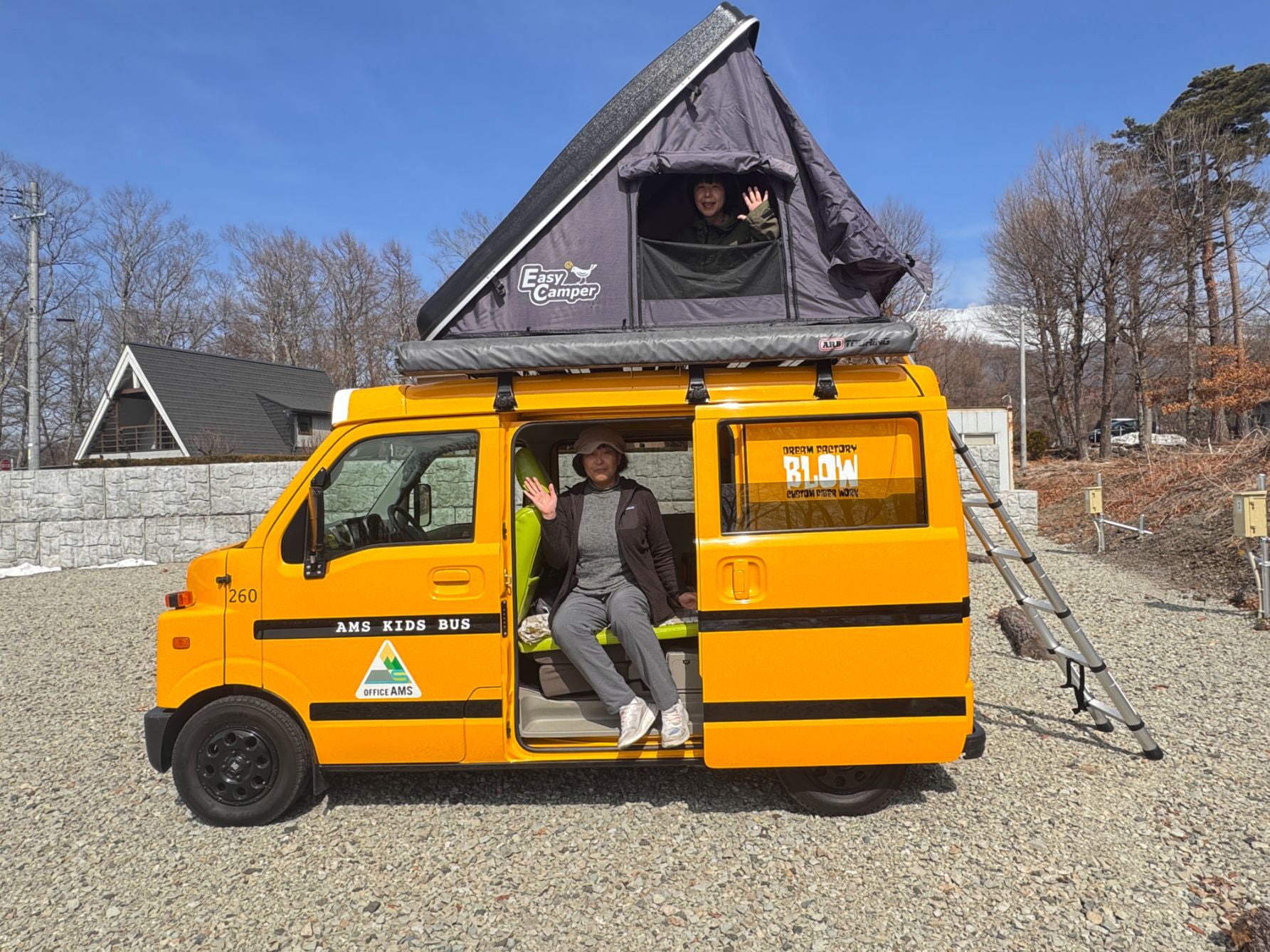 ルーフトップテントを展開した軽キャンピングカー