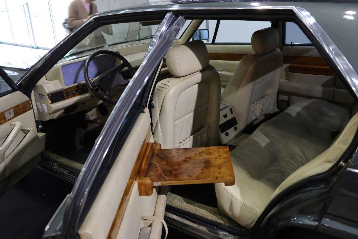 マセラティの車内