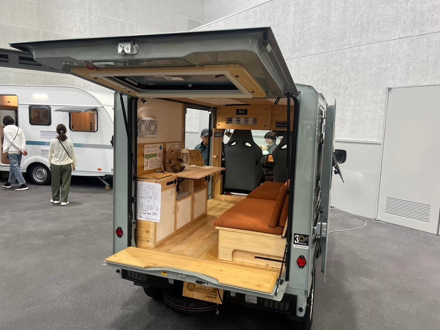 ビルダーによっては展示車両の車内に入って内部が確認できる