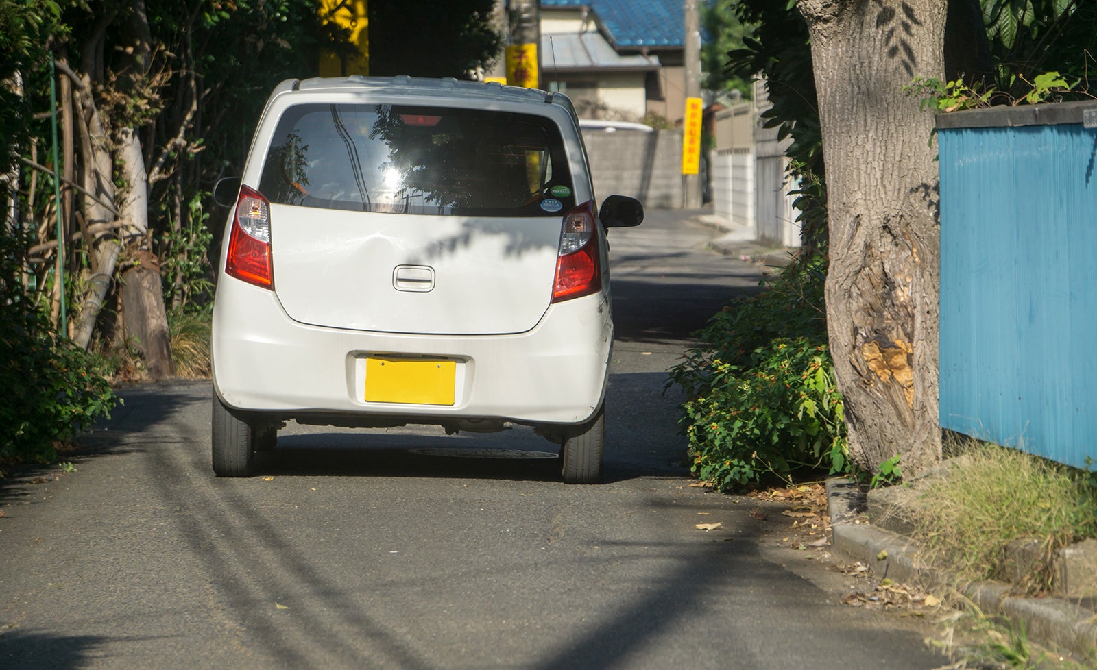 狭い道を通る軽自動車