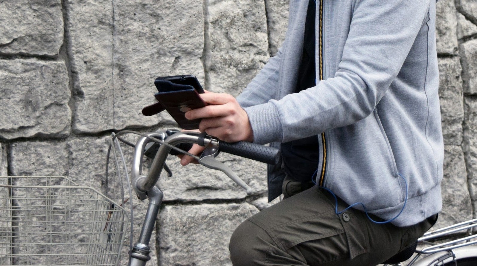 スマートフォンの「ながら運転」は反則金の対象になる