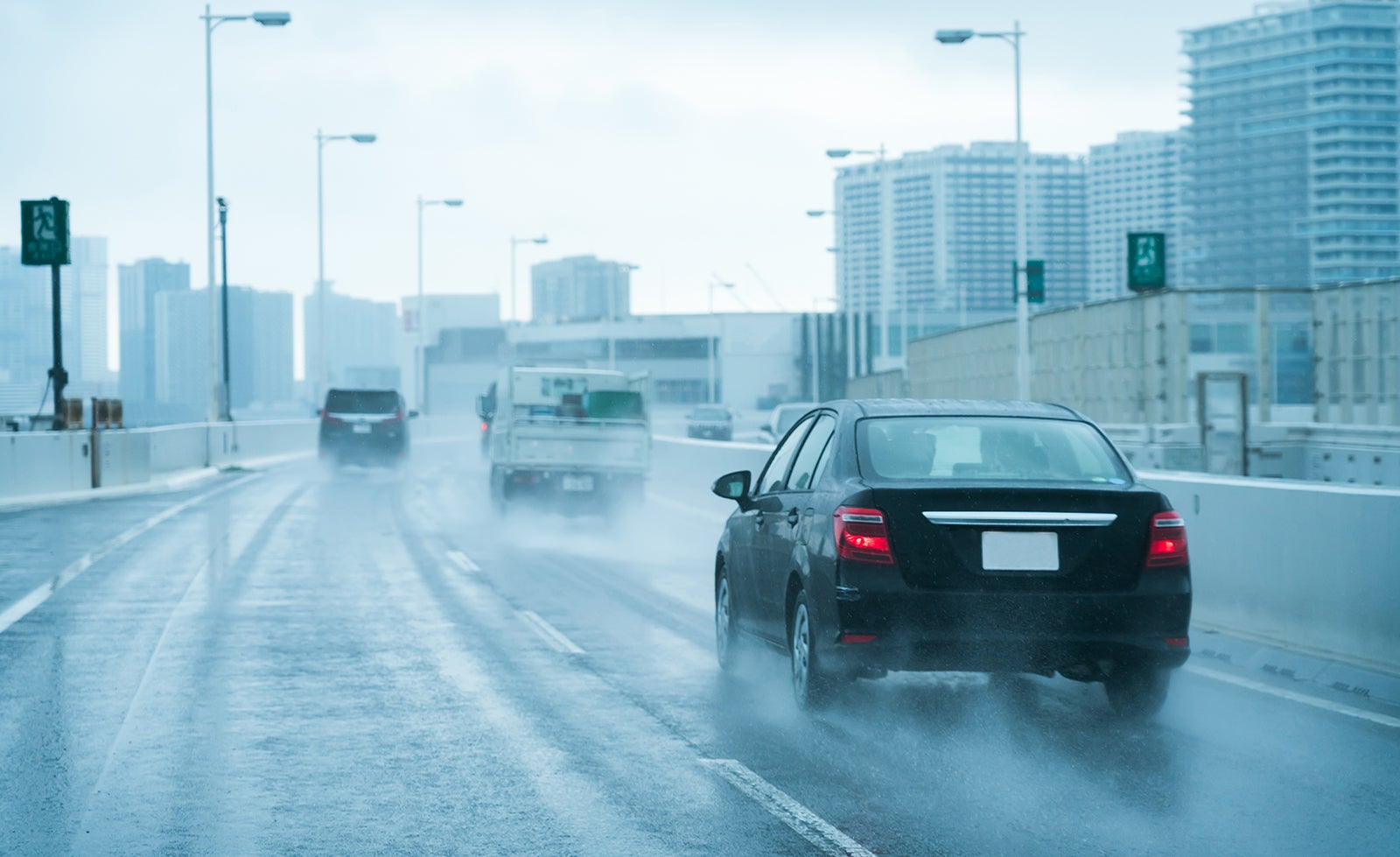 雨の日の高速道路はスリップなどに注意